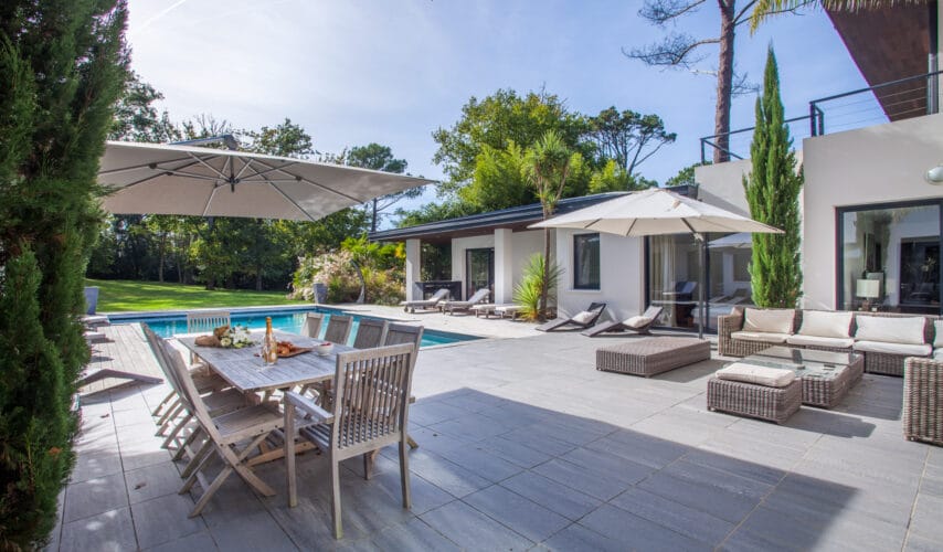 Rental of a vast contemporary and luxury villa in Biarritz, with heated swimming pool and magnificent garden of 1,5 ha.