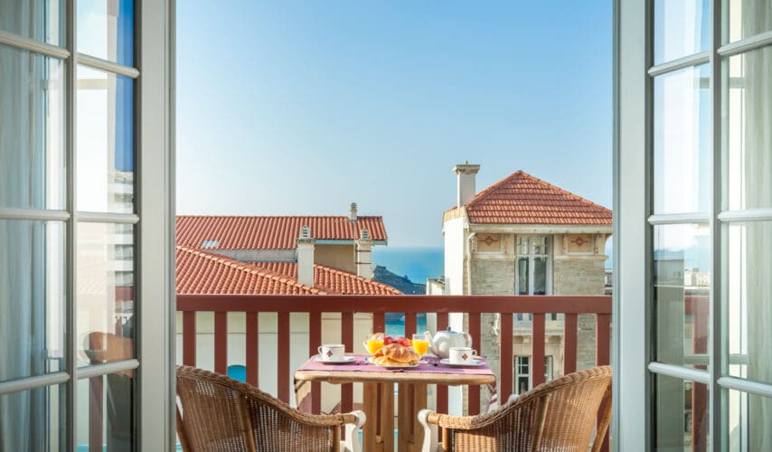 Rental of a luxurious flat in Biarritz, 50 m from the Miramar beach with a sea view and a unique location in the heart of the architectural heritage