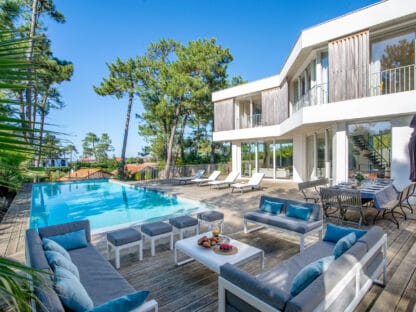 Rent a villa with an ocean view and a large terrace under century-old pine trees in Anglet (4km from Biarritz)