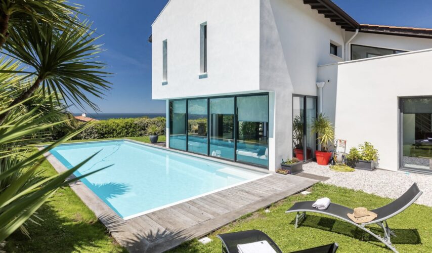 Beautiful villa with swimming pool for rent not far from Biarritz. Overlooking the ocean and just a few steps from the beach.